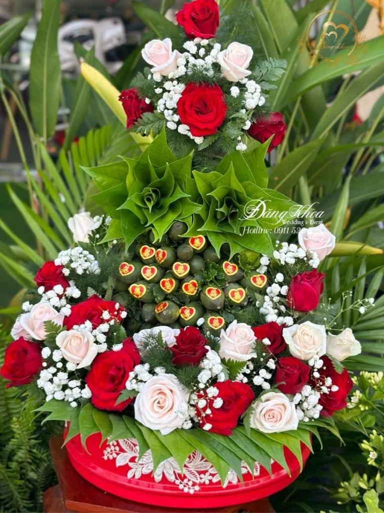 Mâm trầu cau trang trí hoa tươi tone đỏ.