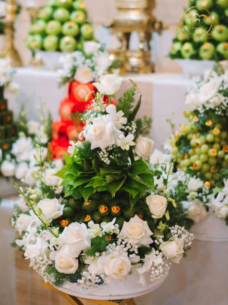 Mâm trầu cau trang trí hoa tươi tone trắng.