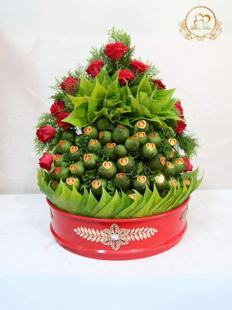 Mâm trầu cau truyền thống tone đỏ.