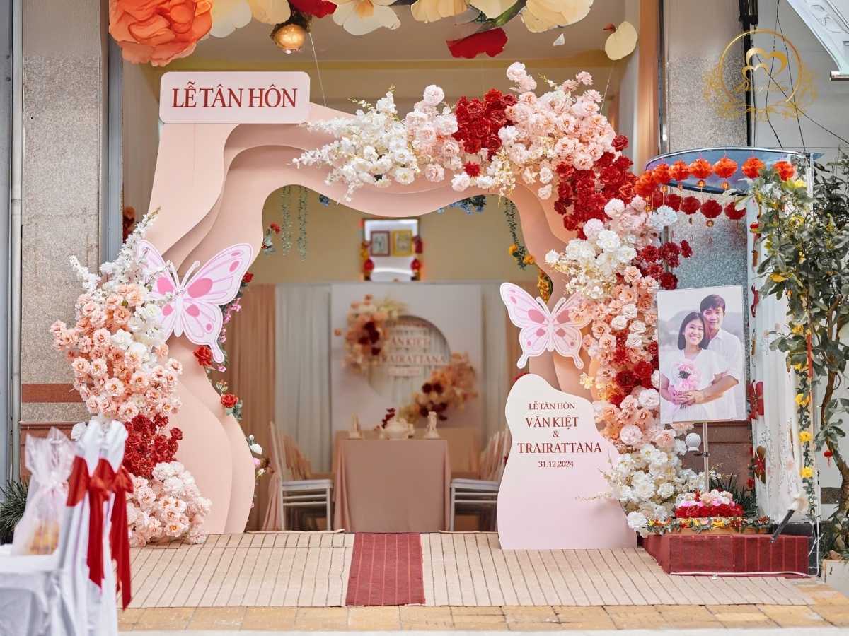 Mẫu cổng hoa cưới họa tiết nghệ thuật 01