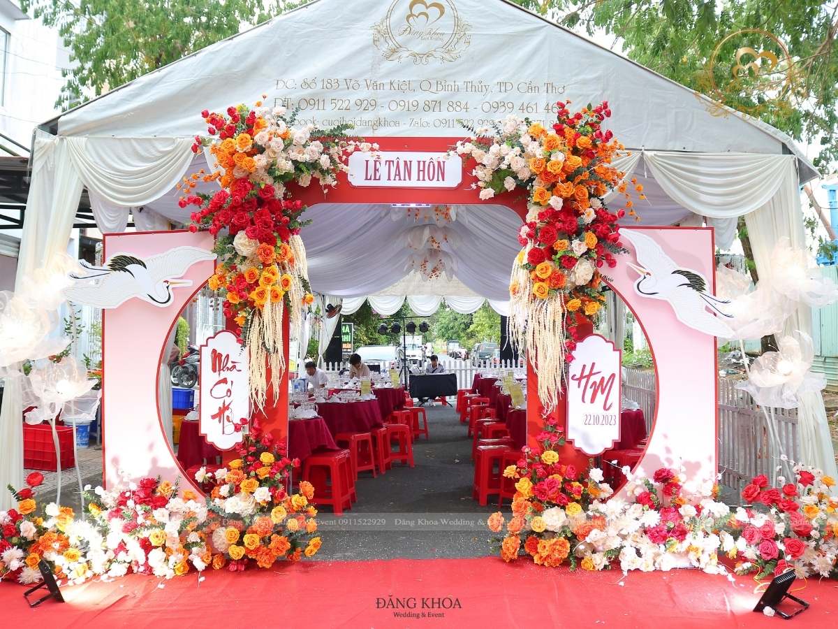 Mẫu cổng hoa cưới họa tiết nghệ thuật 02