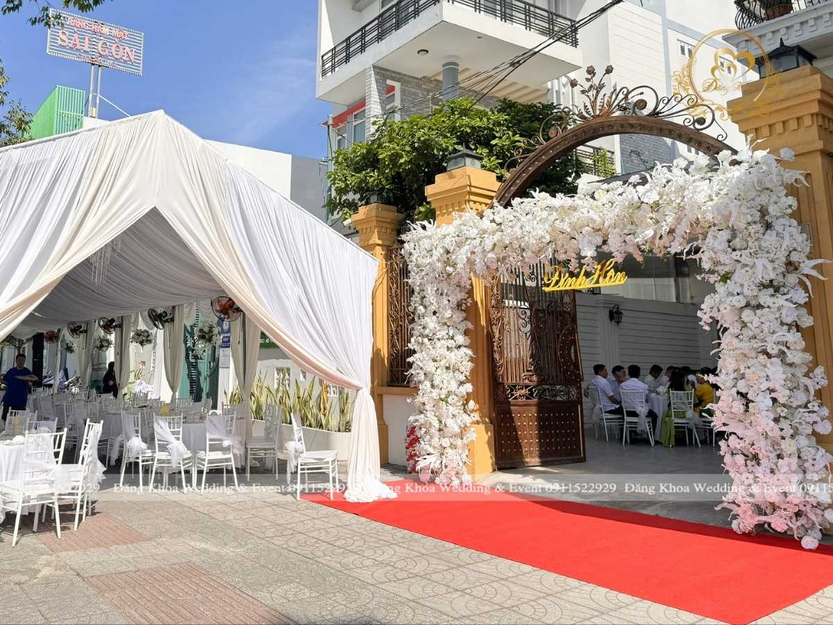 Mẫu cổng hoa cưới tone trắng tinh khôi