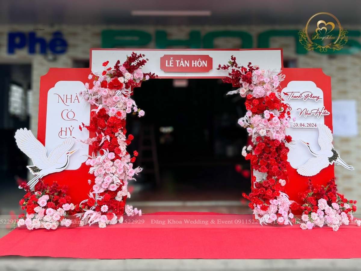 Mẫu cổng hoa cưới họa tiết nghệ thuật 04