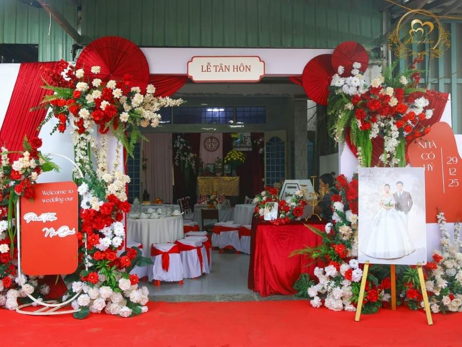 Cổng hoa cưới tone đỏ truyền thống kết hợp quạt giấy, rèm lụa bảng Nhà Có Hỷ.