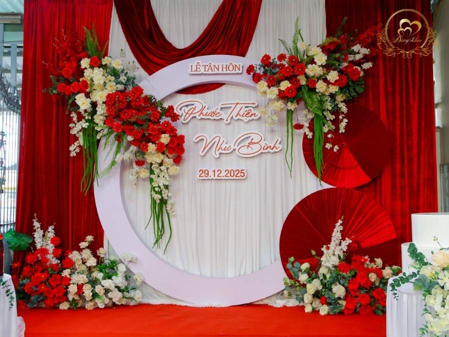 Sân khấu tròn decor Hạc Trắng & Quạt đỏ nghệ thuật.