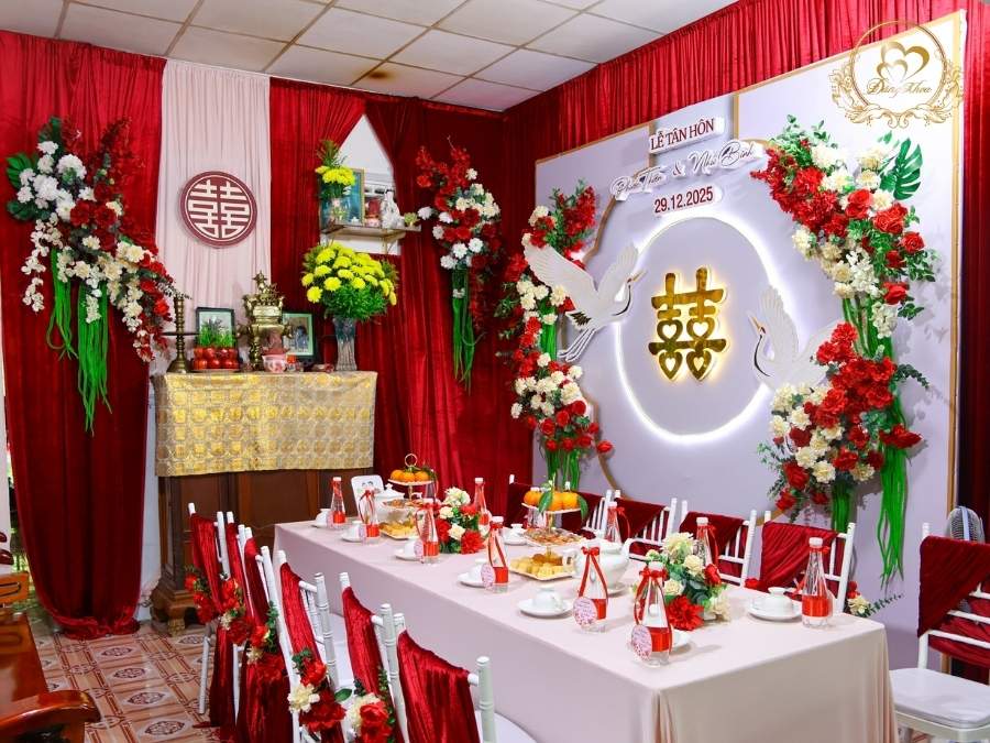 Không gian thờ gia tiên trang nghiêm: Phông nhung đỏ - chữ Hỷ vàng bàn họ tone đỏ.