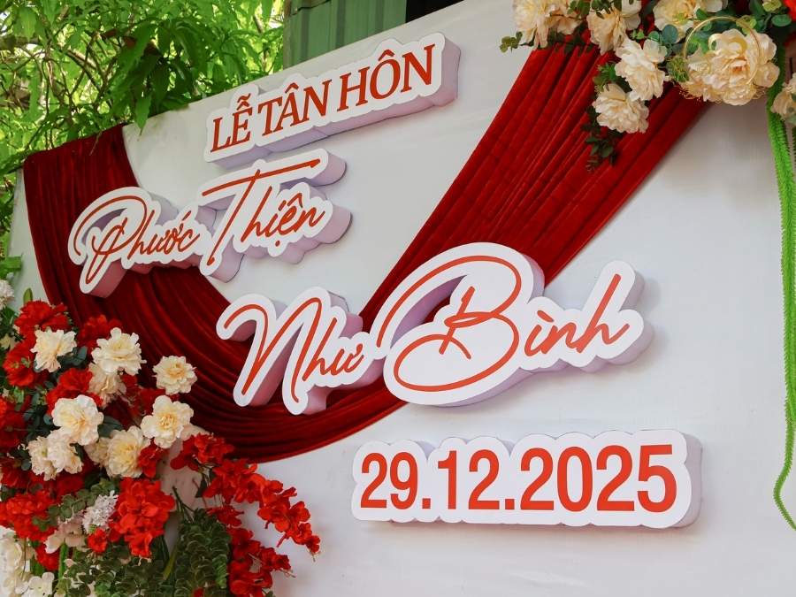 Cận cảnh chữ xốp 3D Lễ Tân Hôn & Tên dâu rể font thư pháp viền nổi.