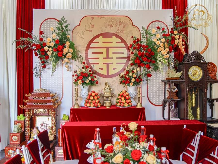 Bàn thờ gia tiên ngày cưới: tháp táo đỏ và bộ lư đồng trang nghiêm.