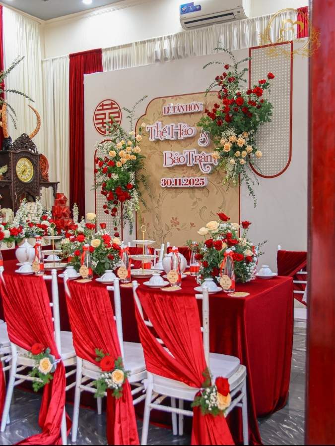 Setup bàn hai họ tone đỏ nhung ghế tiffany và hoa tươi sang trọng.