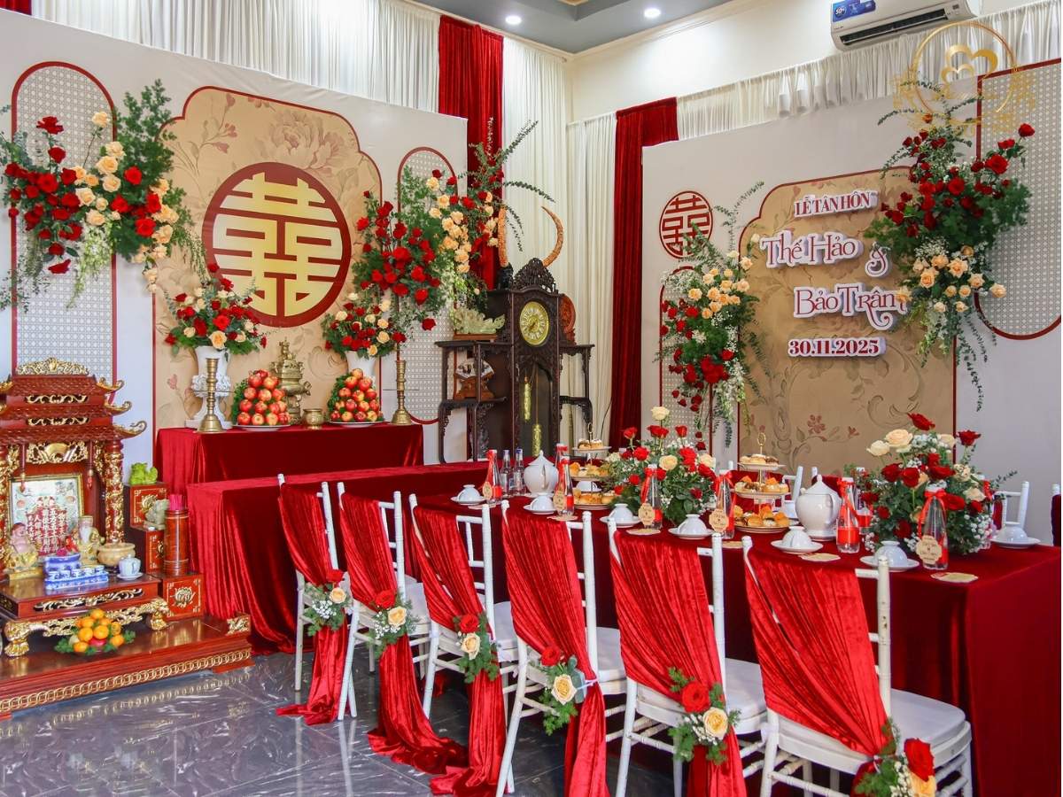 Toàn cảnh trang trí gia tiên tone đỏ nhung sang trọng.