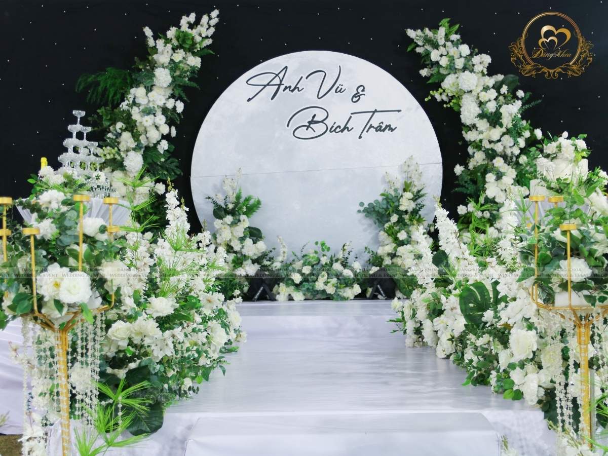 Lối đi lên sân khấu được trang trí hai bên lãng mạn.