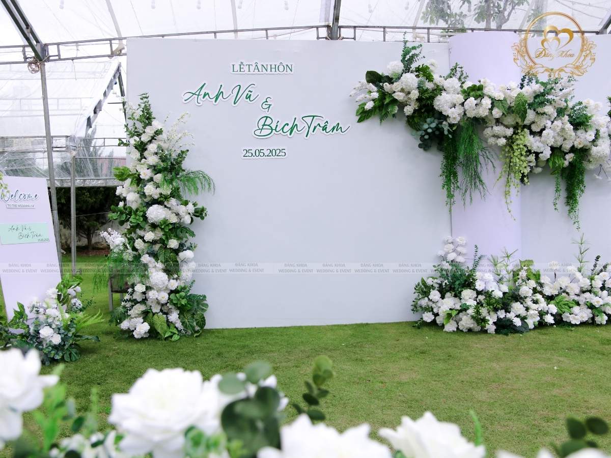 Phông chụp hình cưới tone trắng xanh kết hợp hoa lụa cao cấp.
