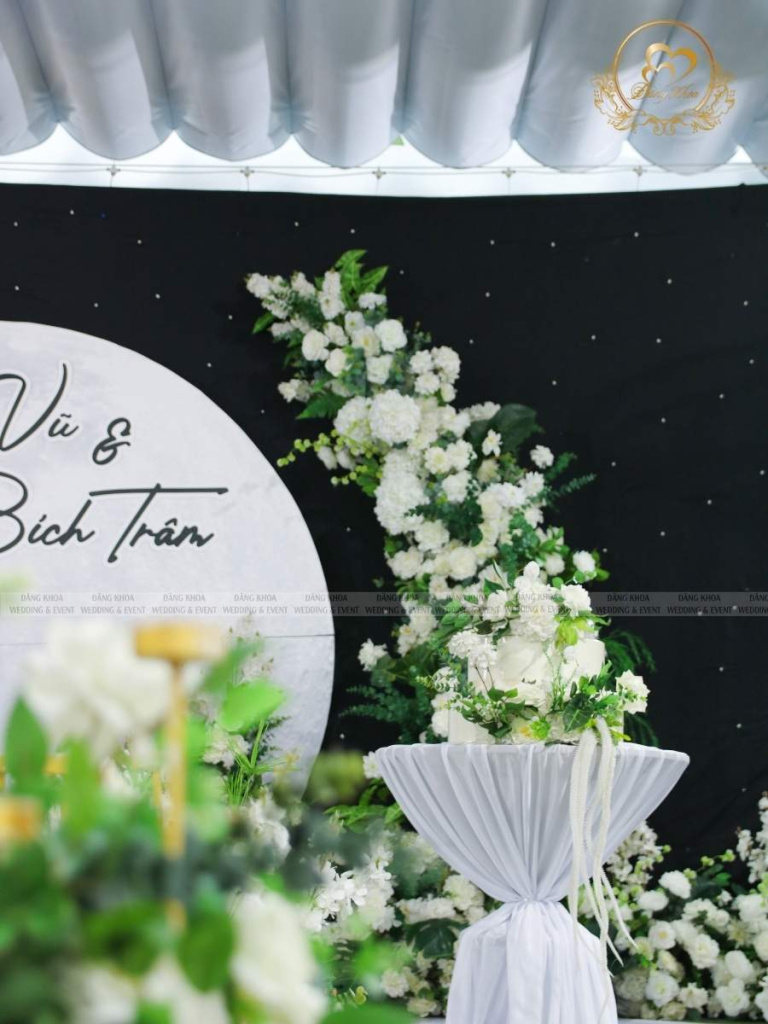 Bánh kem cưới trang trí hoa lụa tone trắng xanh trền nền sân khấu Luxury.