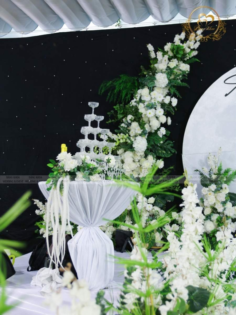 Tháp ly rượu sang trọng trong tiệc cưới garden.