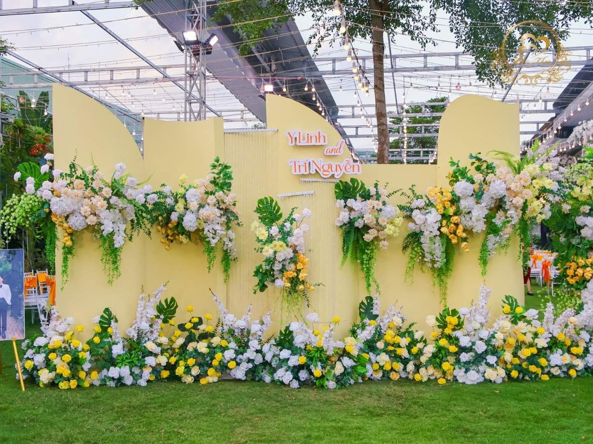 Phông chụp hình cưới ngoài trời tone vàng.