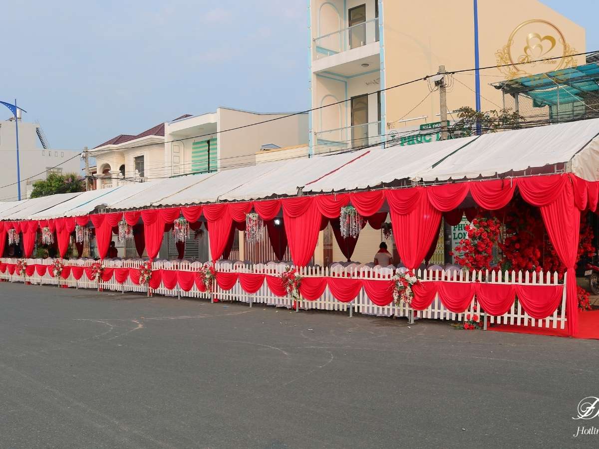 Rạp cưới không gian tone đỏ 