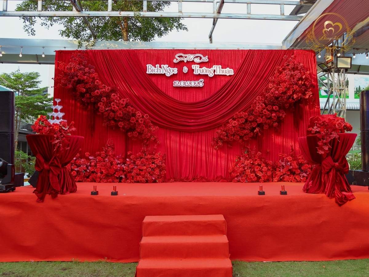 Sân khấu cưới ngoài trời tone đỏ.