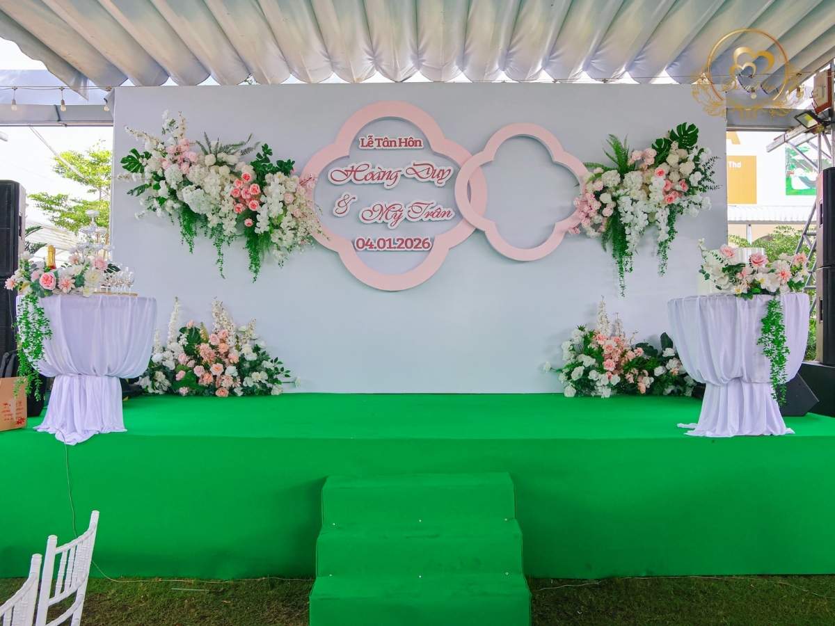 Sân khấu cưới ngoài trời tone hồng.