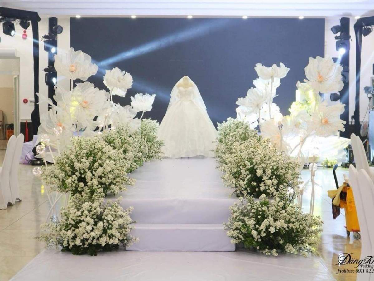 Sân khấu cưới nhà hàng kết hợp hoa tươi hoa lụa 01