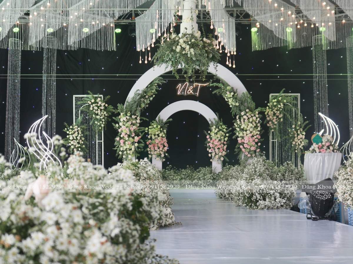 Sân khấu cưới nhà hàng kết hợp hoa tươi hoa lụa 02