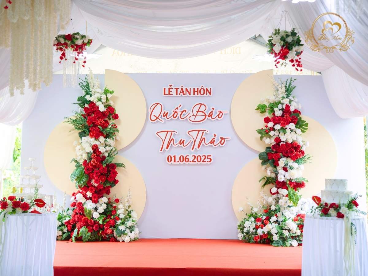Sân khấu cưới tone đỏ truyền thống 04
