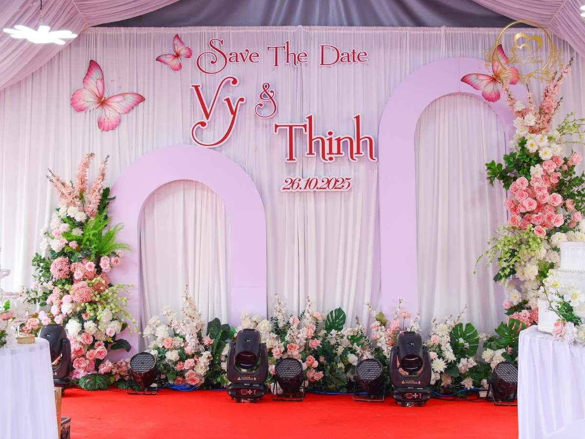 Sân khấu cưới chủ đề cánh bướm tone hồng.