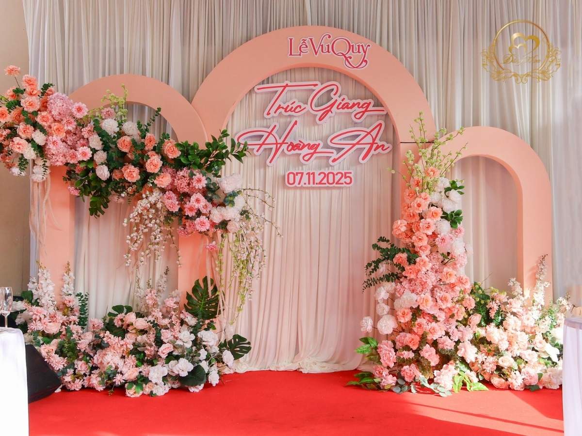 Sân khấu cưới tone hồng pastel ngọt ngào 03