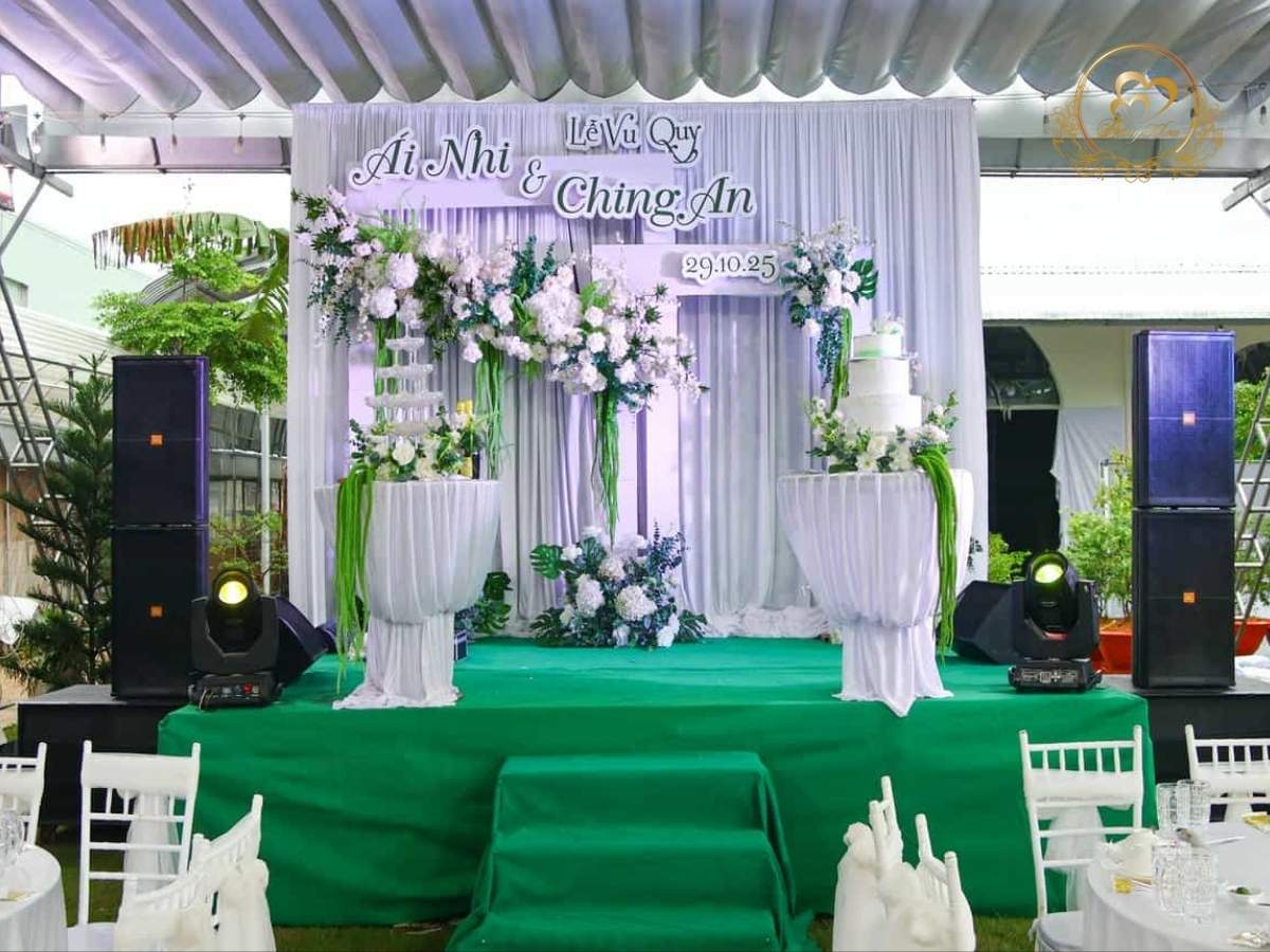 Sân khấu cưới tone trắng xanh lá 02