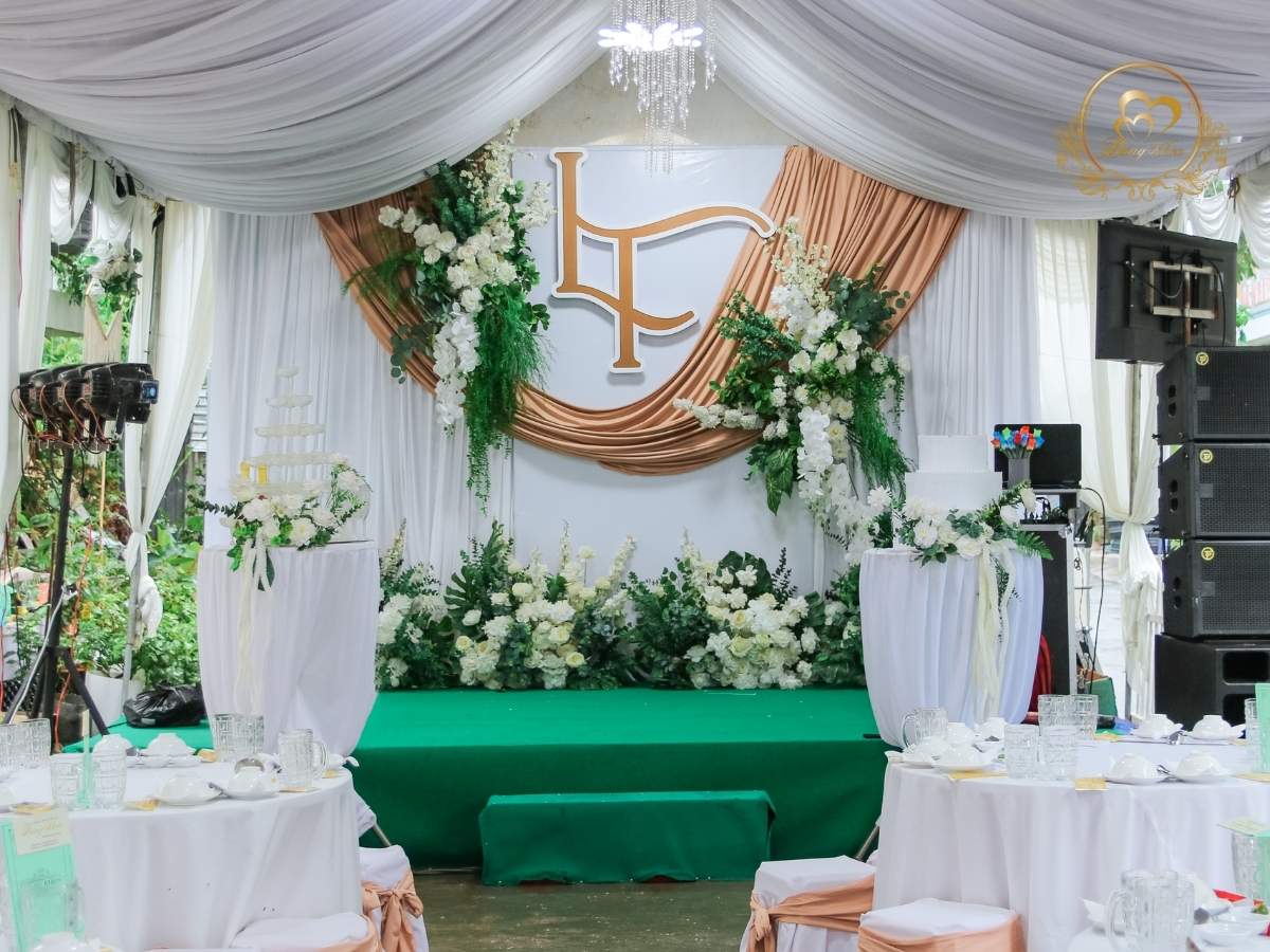 Sân khấu cưới tone trắng xanh lá 06