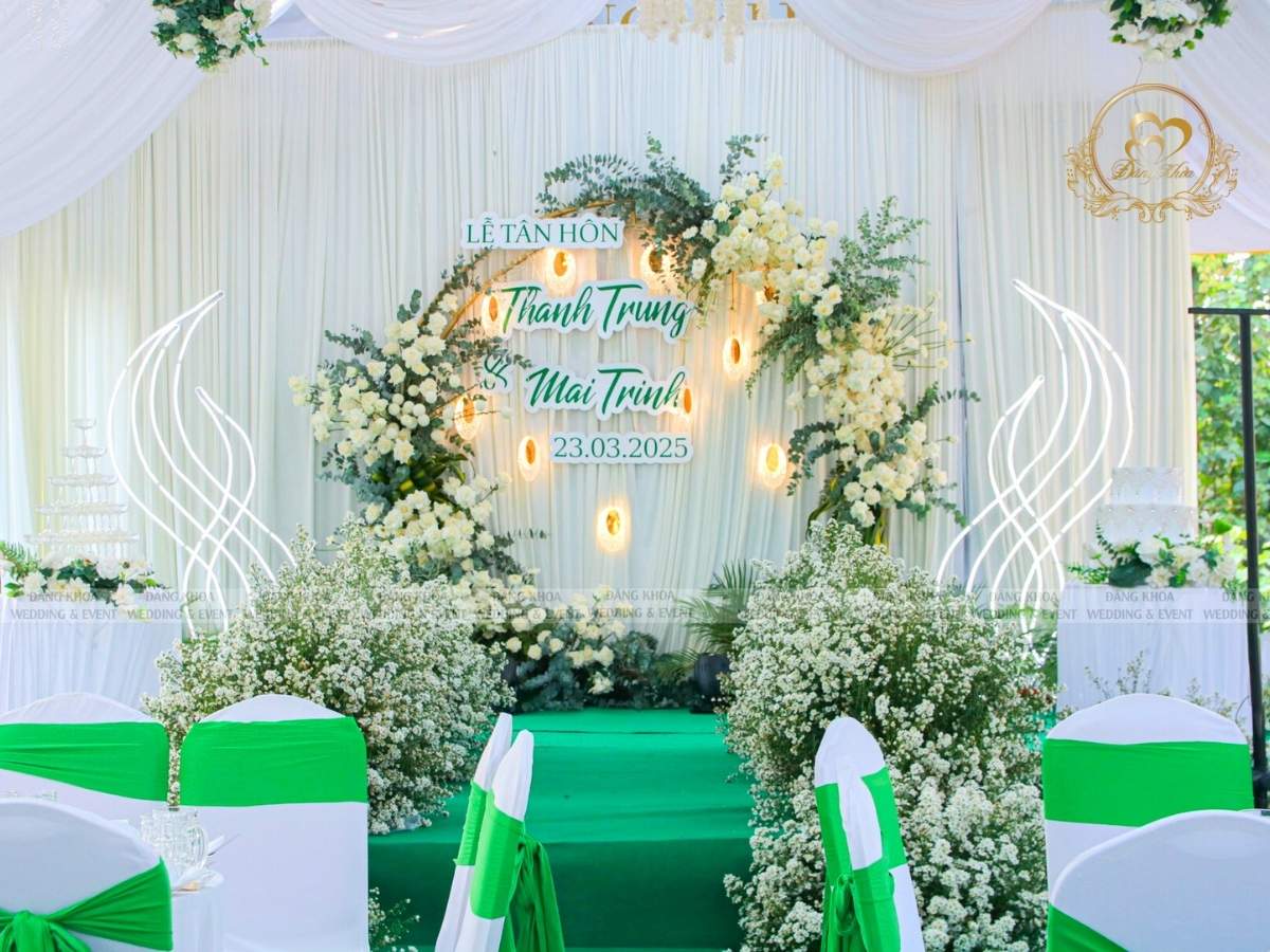 Sân khấu cưới tone trắng xanh lá 07