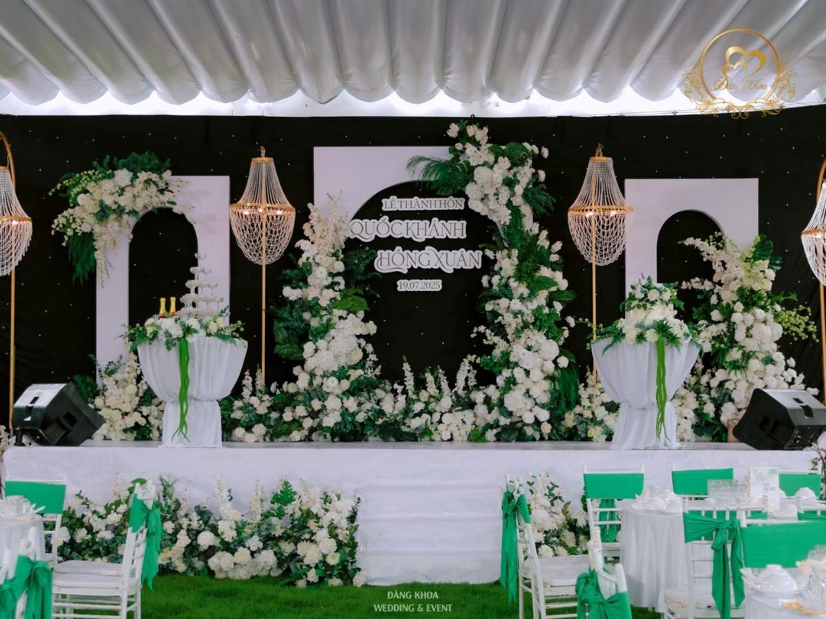Sân khấu cưới tone trắng xanh lá 08