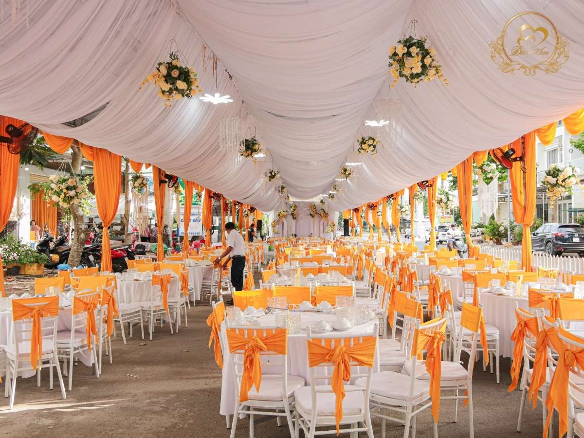 cưới hỏi đăng khoa - bàn inox ghế tiffany buộc nơ vàng