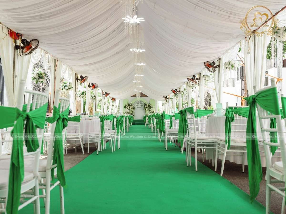cưới hỏi đăng khoa - bàn vải trắng ghế tiffany buộc nơ xanh