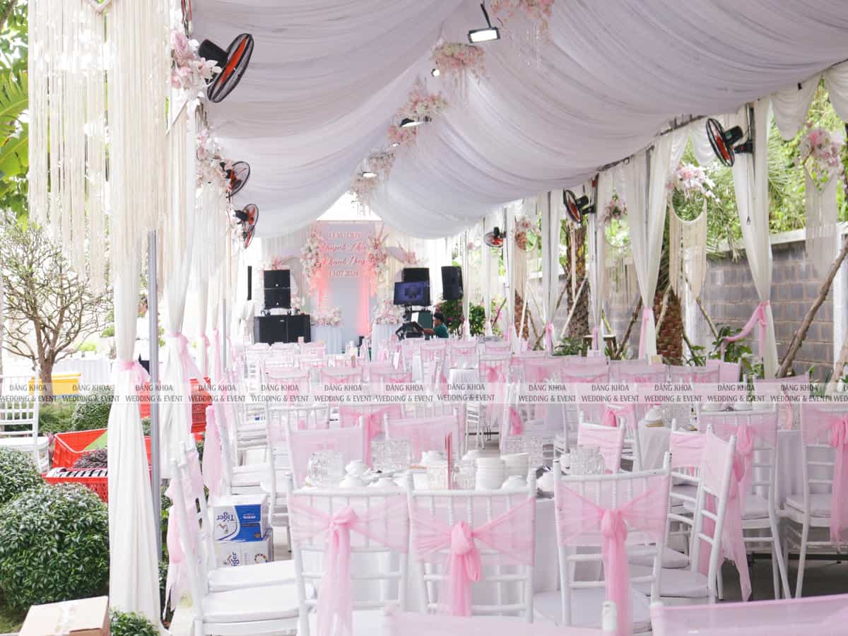 cưới hỏi đăng khoa - bàn vải trắng ghế tiffany buộc nơ hồng