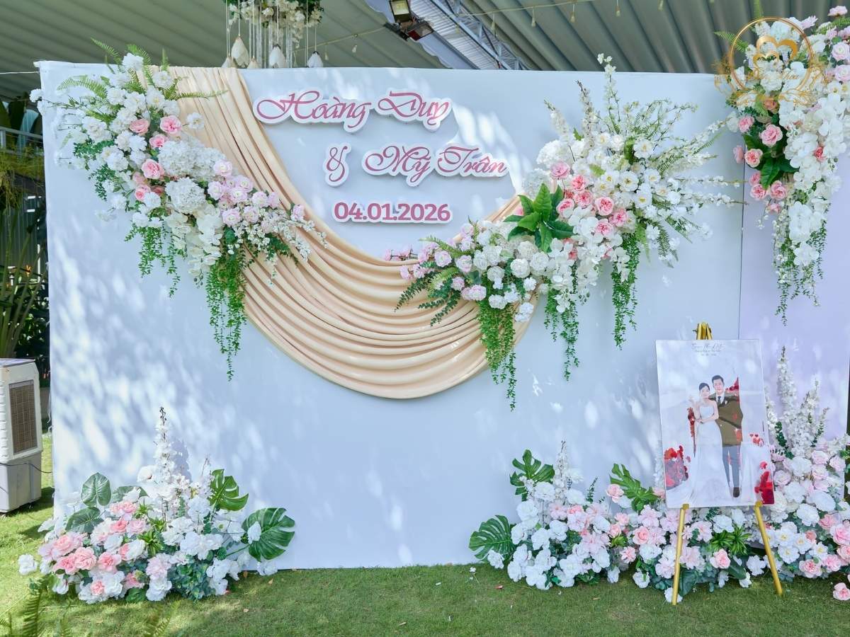 Backdrop chụp hình Lễ Tân Hôn tone hồng pastel & hoa lụa nghệ thuật