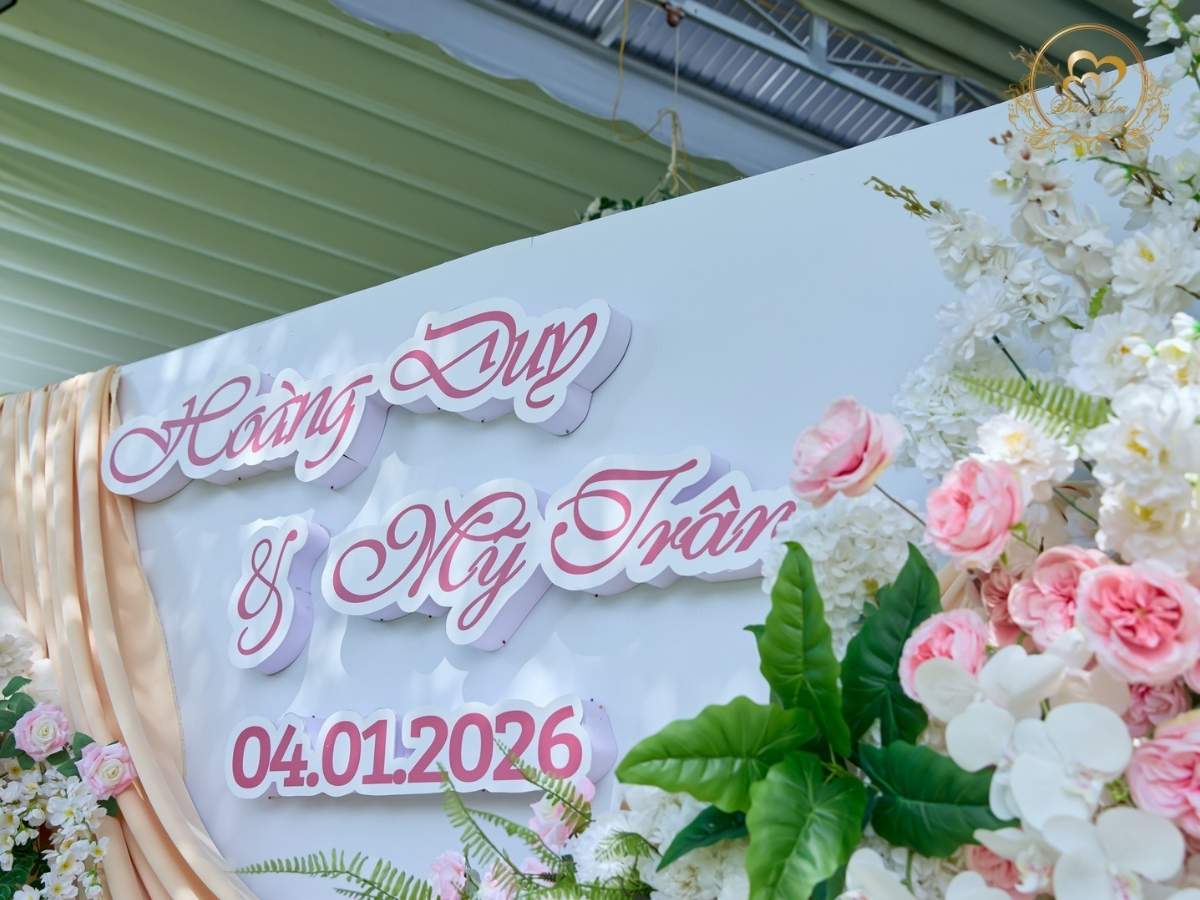 Chi tiết chữ Typography tên Hoàng Duy & Mỹ Trân trên nền backdrop hoa lụa