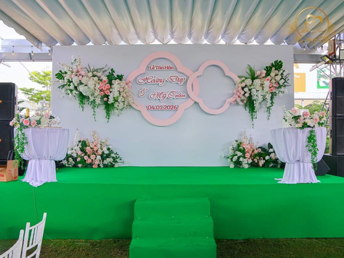 Sân khấu chính Lễ Tân Hôn Hoàng Duy - Mỹ Trân thiết kế hình khối đan xen hiện đại