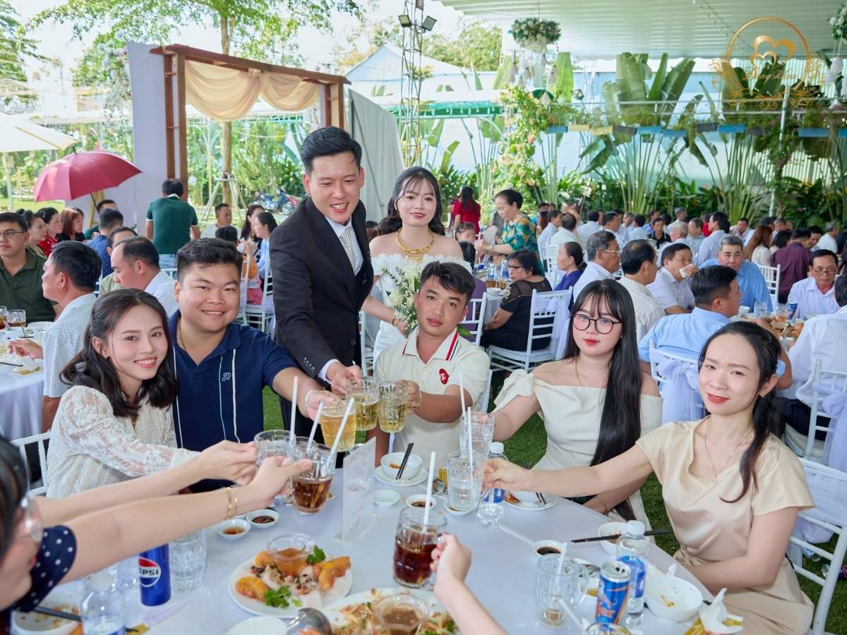 Không khí tiệc cưới Lễ Tân Hôn: Cô dâu chú rể nâng ly cùng bạn bè