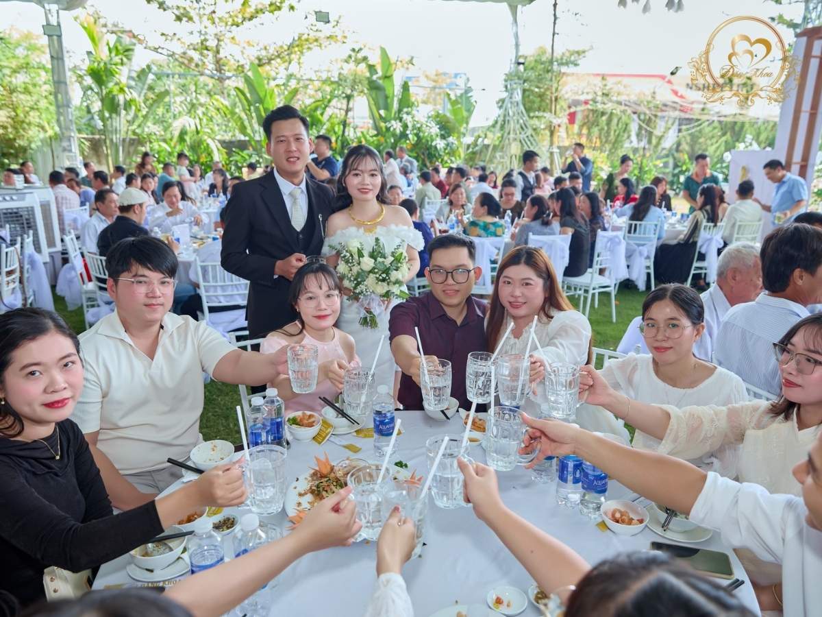 Không khí tiệc cưới Lễ Tân Hôn: Cô dâu chú rể nâng ly cùng bạn bè