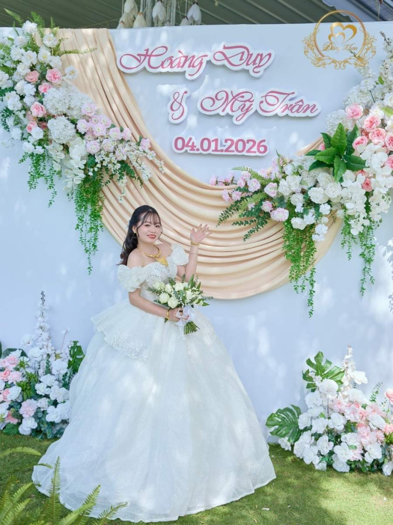 Chân dung cô dâu Mỹ Trân xinh đẹp tên backdrop tone hồng pastel