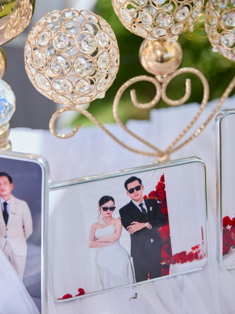 Trang trí bàn Gallery: khung ảnh cưới vui nhộn chân nến pha lê