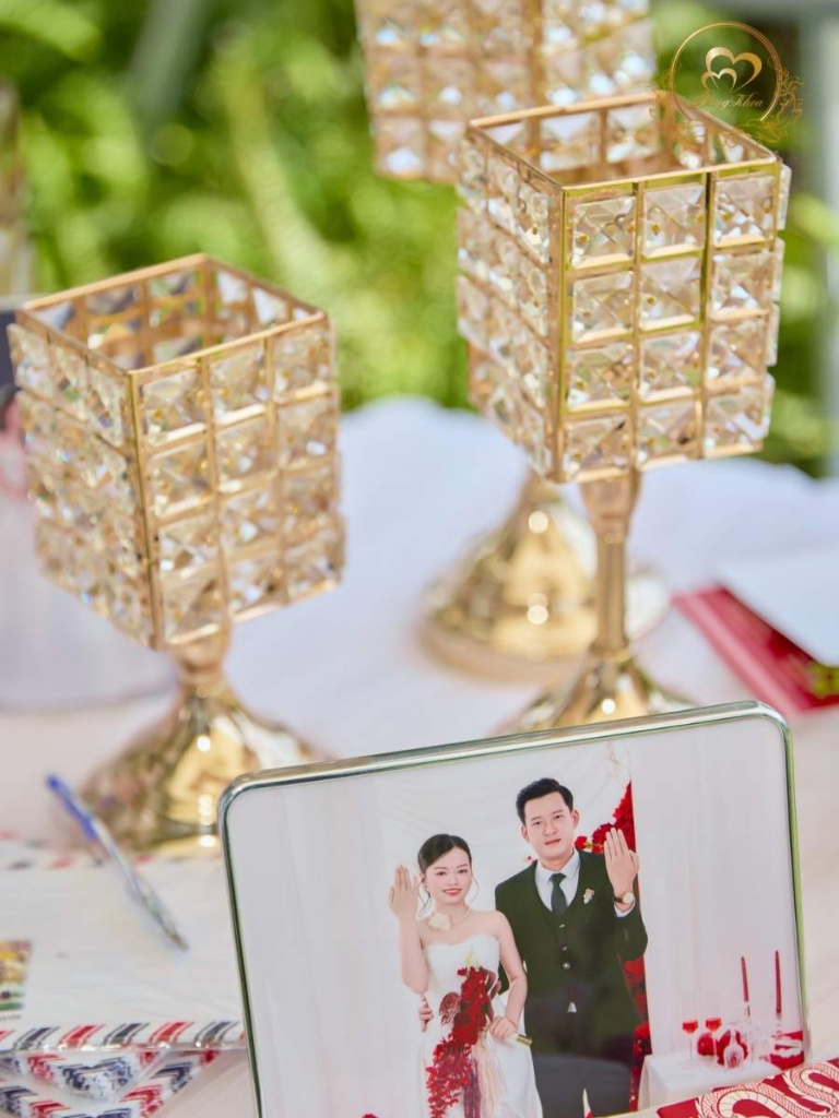 Cận cảnh vật dụng trang trí bàn Gallery: chân nến pha lê vàng gold sang trọng