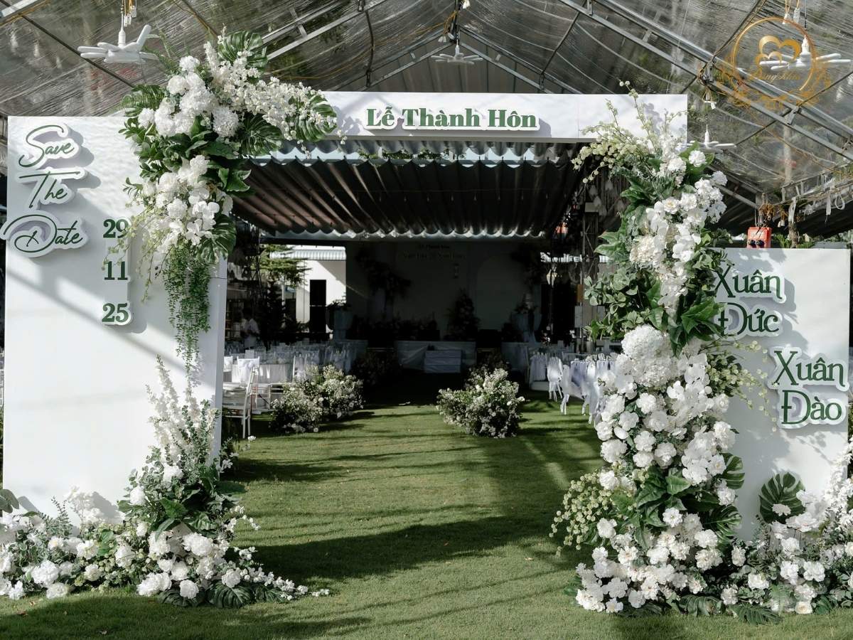 Cổng hoa cưới thiết kế hiện đại tone trắng xanh và bảng Welcome - Lễ Thành Hôn