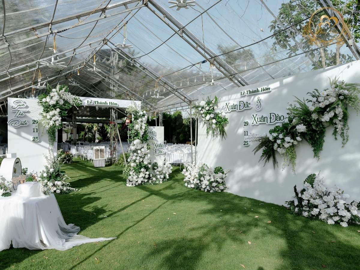 Toàn cảnh rạp cưới Luxury trần trong suốt kết hợp đèn chùm pha lê