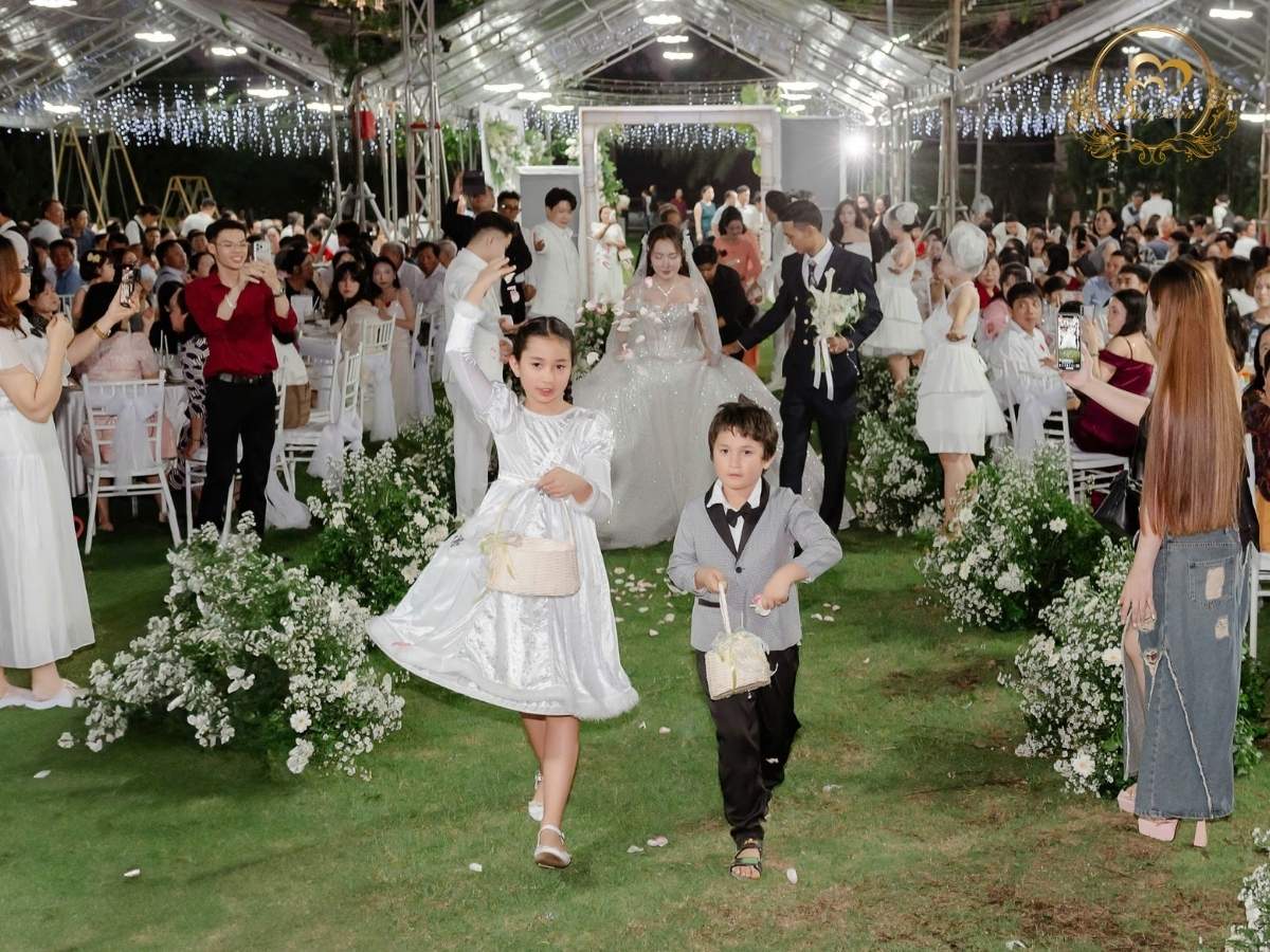 Đôi thiên thần nhỏ tung hoa dẫn lối trong đám cưới Xuân Đức & Xuân Đào