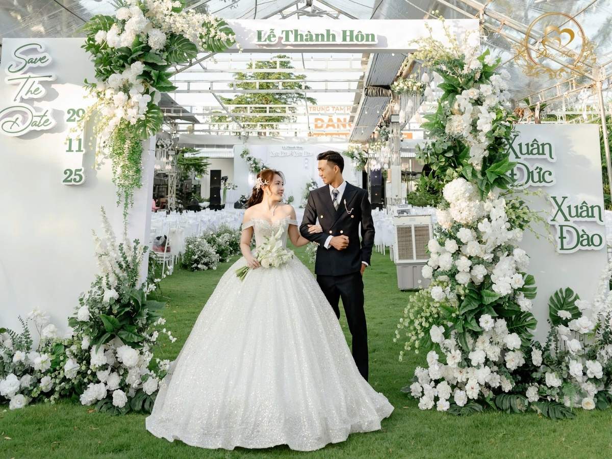 Cô dâu Xuân Đào diện váy cưới công chúa lộng lẫy bên chú rể Xuân Đức