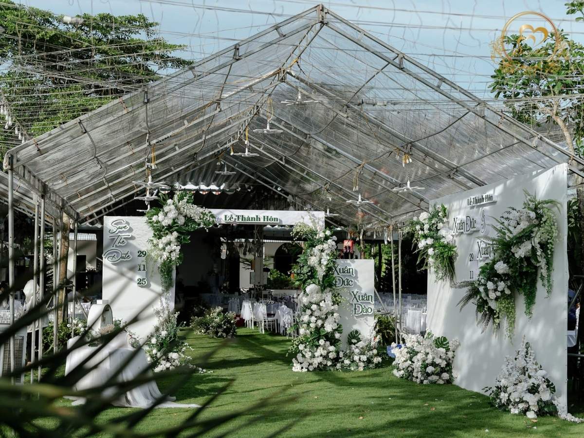 Không gian tiệc cưới rạp trong suốt trang trí hoa lụa tone trắng xanh sang trọng