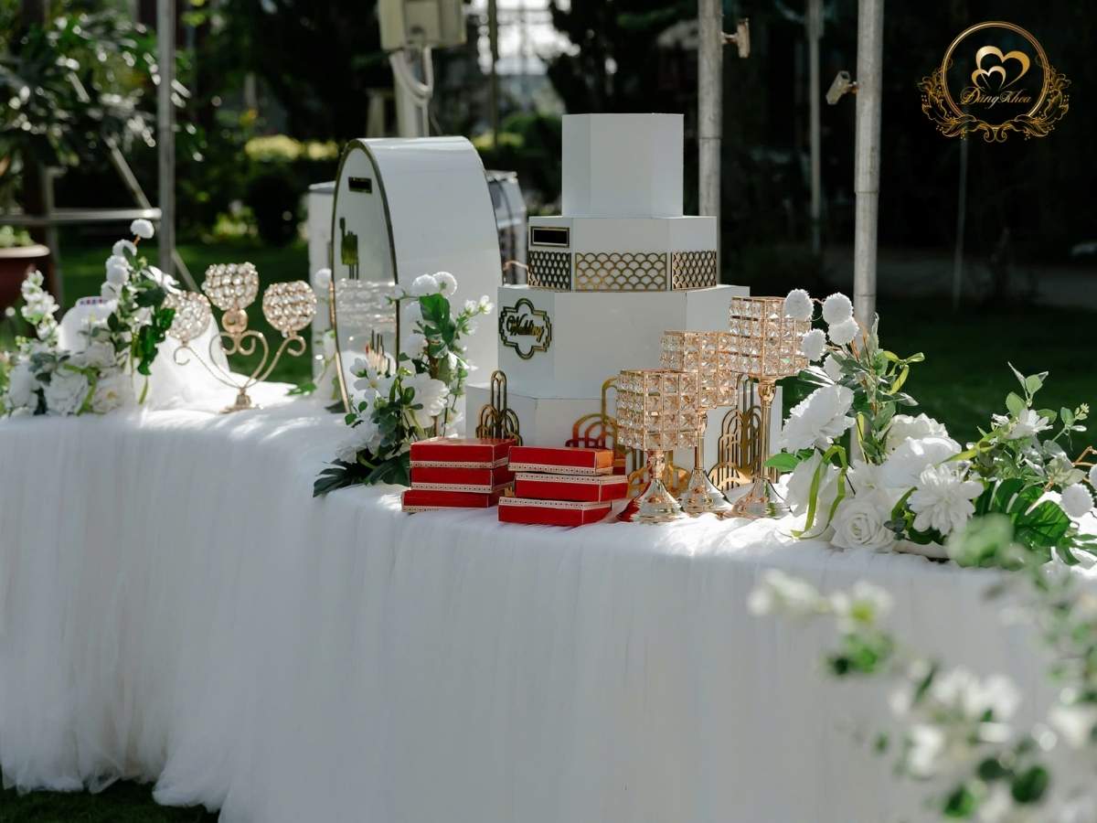 Trang trí bàn Gallery: tháp bánh kem vuông và chân nến pha lê và thùng tiền mừng