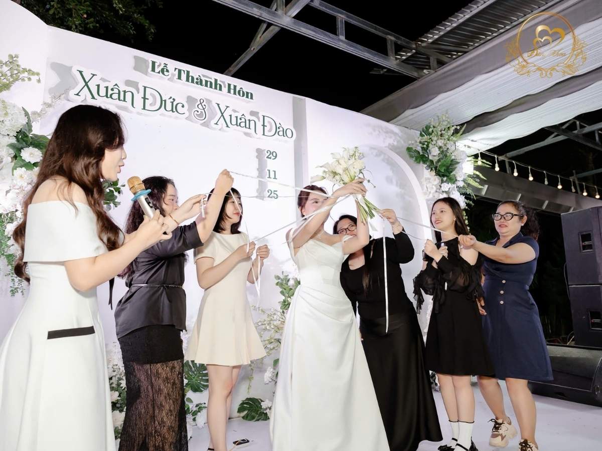 Hoạt động tung hoa cưới vui nhộn trong Lễ Thành Hôn