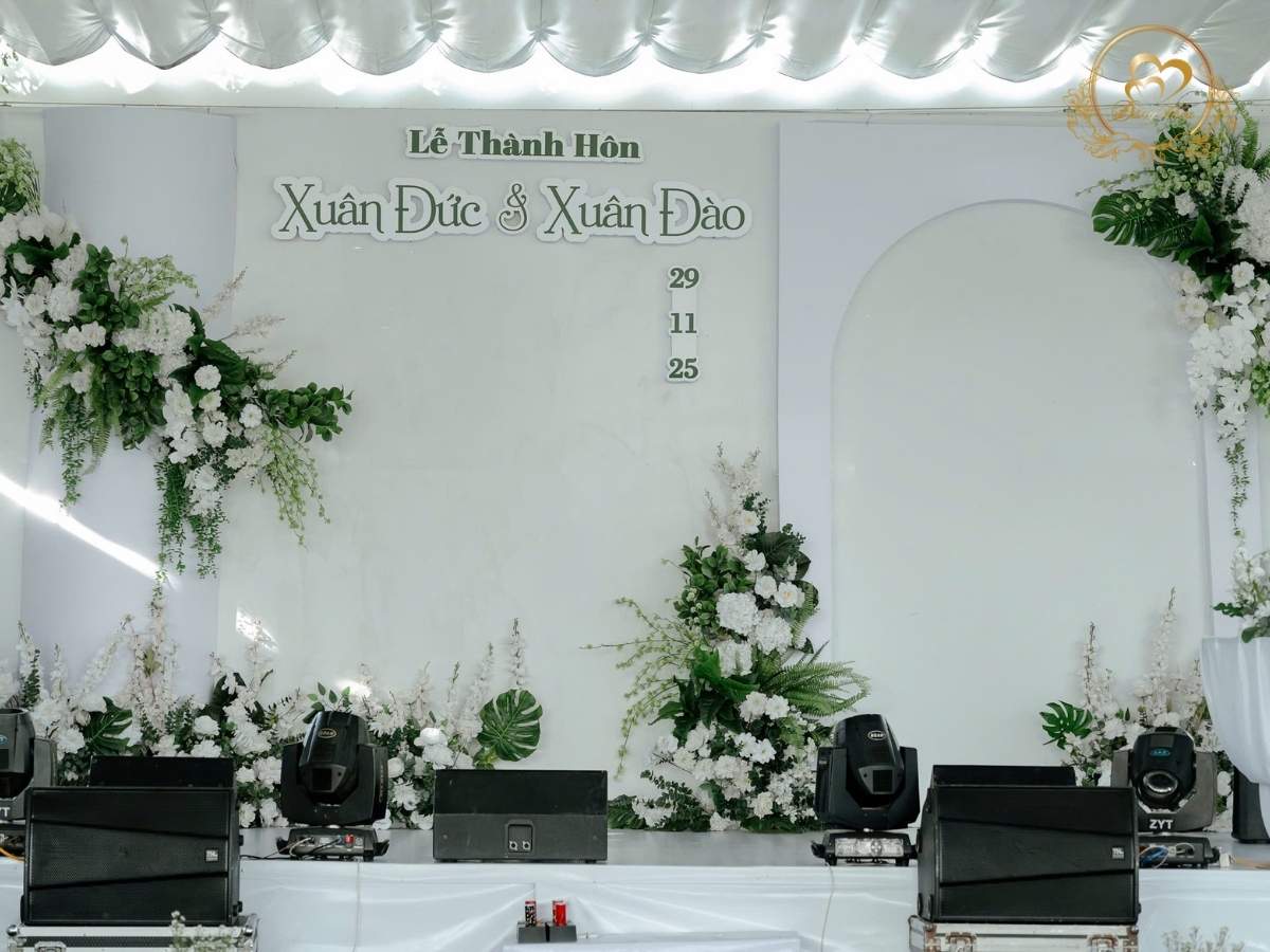 Thiết kế phông nền sân khấu phong cách Minimalism sang trọng nền trắng tinh khôi